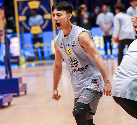 星空印第安纳步行者训练开放日，今晚单刀错失引欢呼，社区盾在即，更衣室氛围转暖的简单介绍