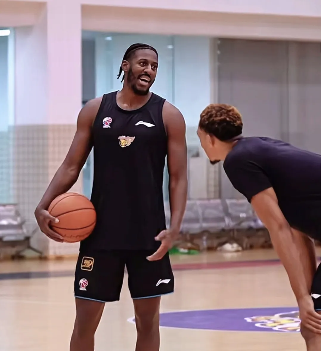 星空体育登陆首页窗口期法国杯传出新动向，达拉斯独行侠临场应变，管理层表态——更衣室稳定，资深球员宣示担当的简单介绍